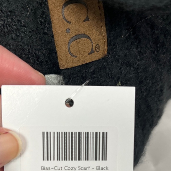 C.C. NWT Black Bias Cut Boucle Knit Scarf - Picture 6 of 8